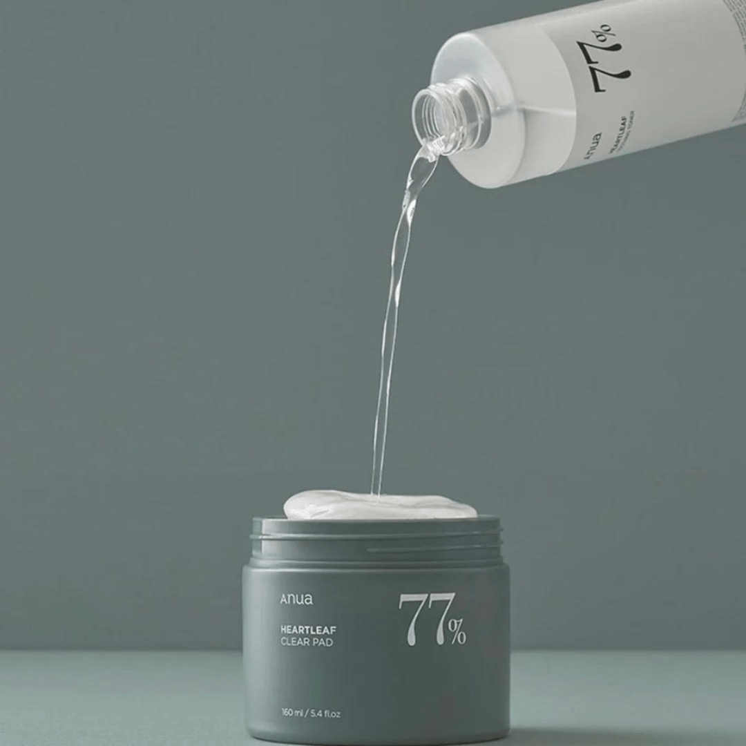 Anua Heartleaf 77% Toner Pads oferă curățare rapidă și pregătirea ideală a pielii pentru ser sau cremă. Calmează roșeața și împrospătează instant tenul.
