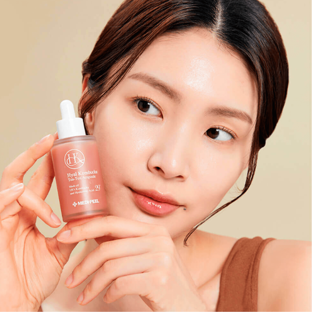 Revitalizează-ți pielea cu ajutorul fiolei inovatoare MEDIPEEL Hyal Kombucha Tea-Tox Ampoule. Acest tratament unic combină cel mai bun Kombucha din Marea Britanie și acidul hialuronic pentru a detoxifia și hidrata, promovând un ten neted și suplu. Flaconul din sticlă de culoarea chihlimbarului cu picurător asigură prospețimea și aplicarea precisă a acestui elixir puternic și iubitor de piele