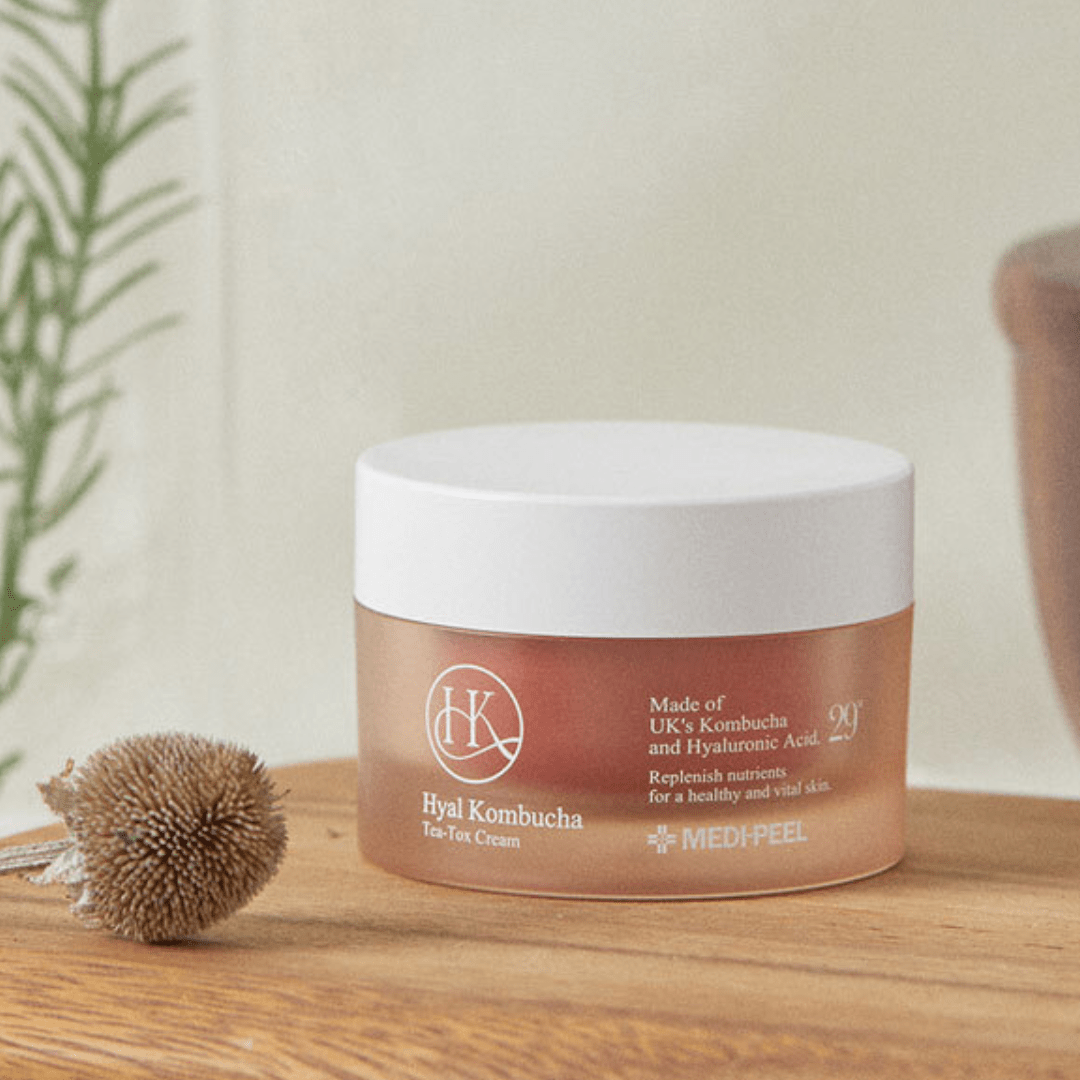 Hidratați-vă și hrăniți-vă pielea cu Hyal Kombucha Tea-Tox Cream de la MEDIPEEL. Această cremă de lux îmbină cea mai bună Kombucha din Marea Britanie cu acid hialuronic, oferind nutrienți esențiali pentru un ten sănătos și vital. Textura sa cremoasă și ingredientele puternice asigură o piele refăcută și radiantă
