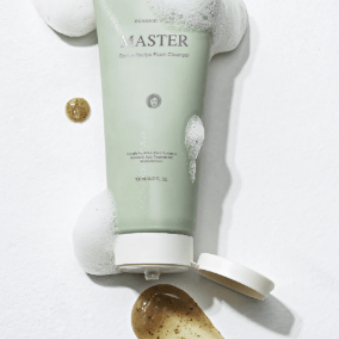 Master Gentle Recipe Foam Cleanser Răsfață-ți pielea cu spuma de curățare cu spumă MASTER Gentle Recipe Foam Cleanser de la Mixsoon x LUNA, începutul perfect al ritualului tău de îngrijire a pielii. Această spumă de curățare luxoasă este infuzată cu extract de Centella Asiatica, Penthenol și acid hialuronic, asigurând o curățare delicată, dar eficientă, care menține echilibrul delicat al pielii tale. Potrivit pentru toate tipurile de piele