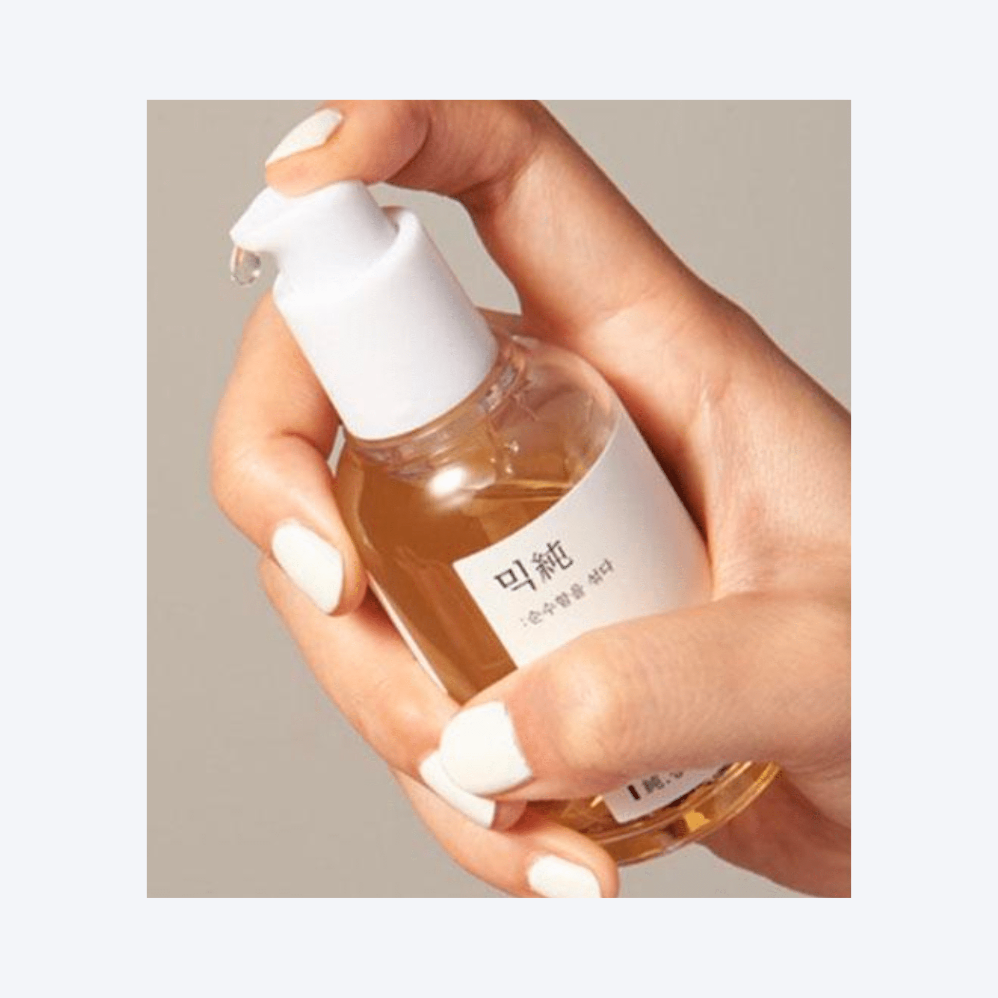 Mixsoon Bean Essence Îmbrățișați îngrijirea delicată a Mixsoon's Bean Essence, o comoară de eficacitate naturală. Acest elixir de 50 ml exploatează puterea fasolei, cunoscută pentru proprietățile sale nutritive, pentru a vă revitaliza și întineri pielea. Formula sa ușoară pătrunde în profunzime, oferind nutrienți și hidratare esențială. Perfectă pentru toate tipurile de piele, Mixsoon Bean Essence este cheia pentru a debloca un ten radiant și suplu