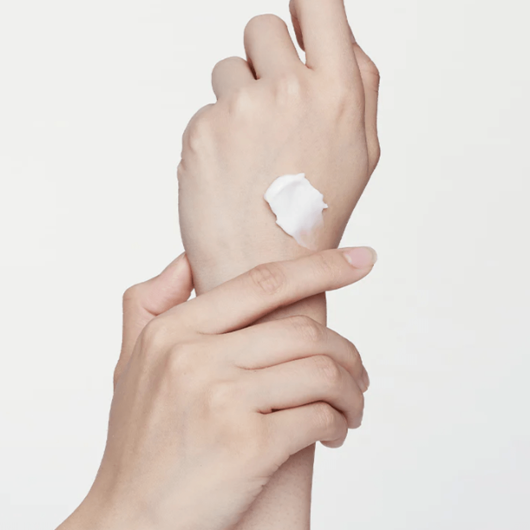 Mixsoon, Bifida cream, 60ml Răsfățați-vă cu îngrijirea îmbogățitoare a cremei Mixsoon Bifida Cream, elixirul dvs. de 60 ml pentru un ten rezistent și luminos. Creată pentru cei care prețuiesc puritatea în îngrijirea pielii, această cremă îmbină puterea lizatului de ferment Bifida cu o abordare minimalistă. Fiecare aplicare este un pas spre o piele fortificată care radiază de sănătate și vitalitate. Ideală pentru a hrăni apărarea naturală a pielii, oferind în același timp o hidratare profundă