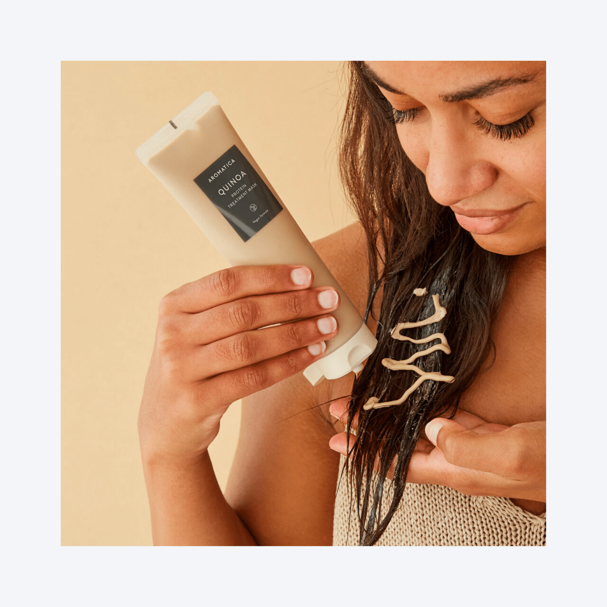 Tratamentul cu proteine Aromatica Quinoa oferă îngrijire profundă pentru părul uscat și procesat chimic. Formulă vegană, bogată în nutrienți esențiali pentru regenerare capilară.