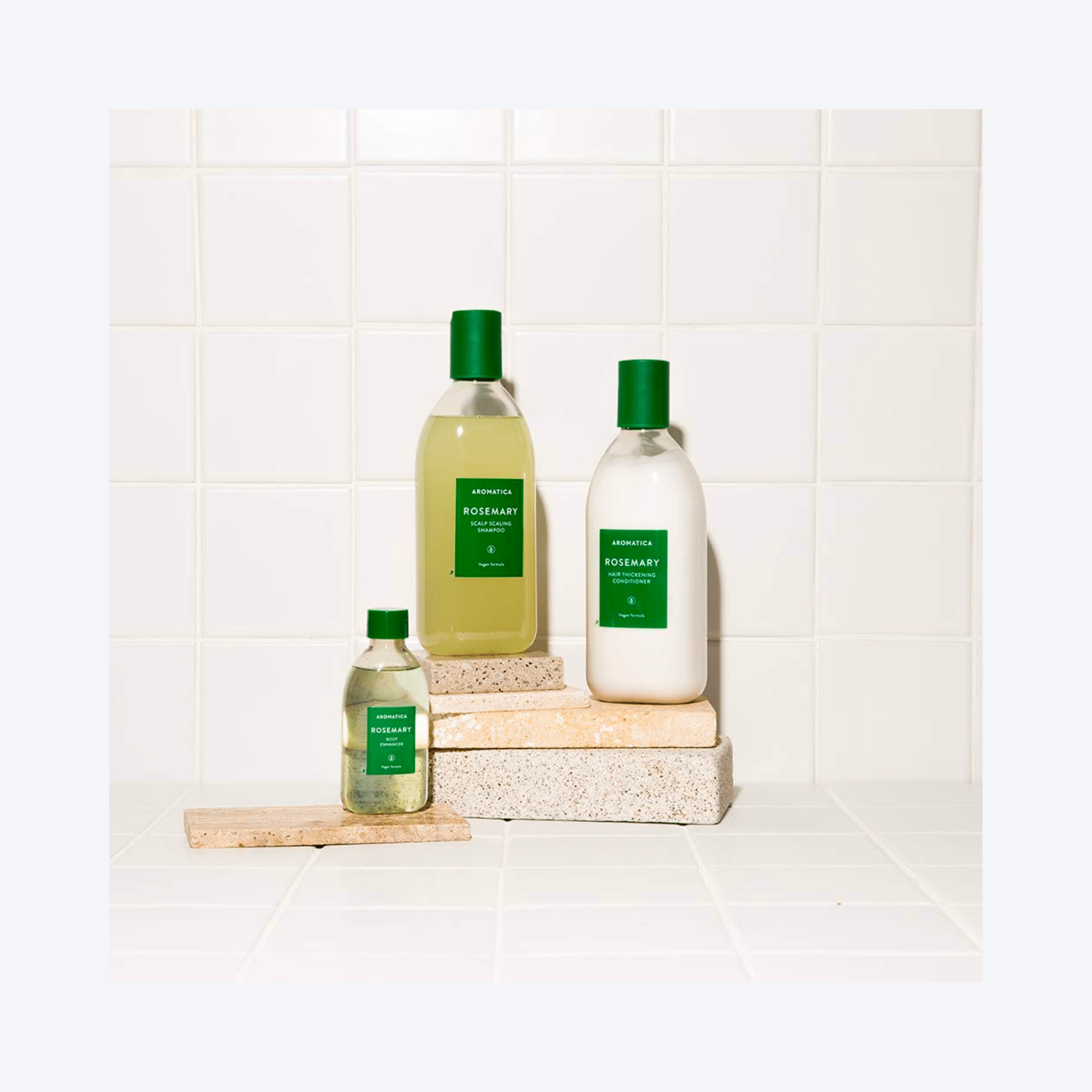 Balsamul pentru păr subțire Aromatica Rosemary hrănește intens, redă elasticitatea și combate căderea părului. Vegan și fără ingrediente toxice.